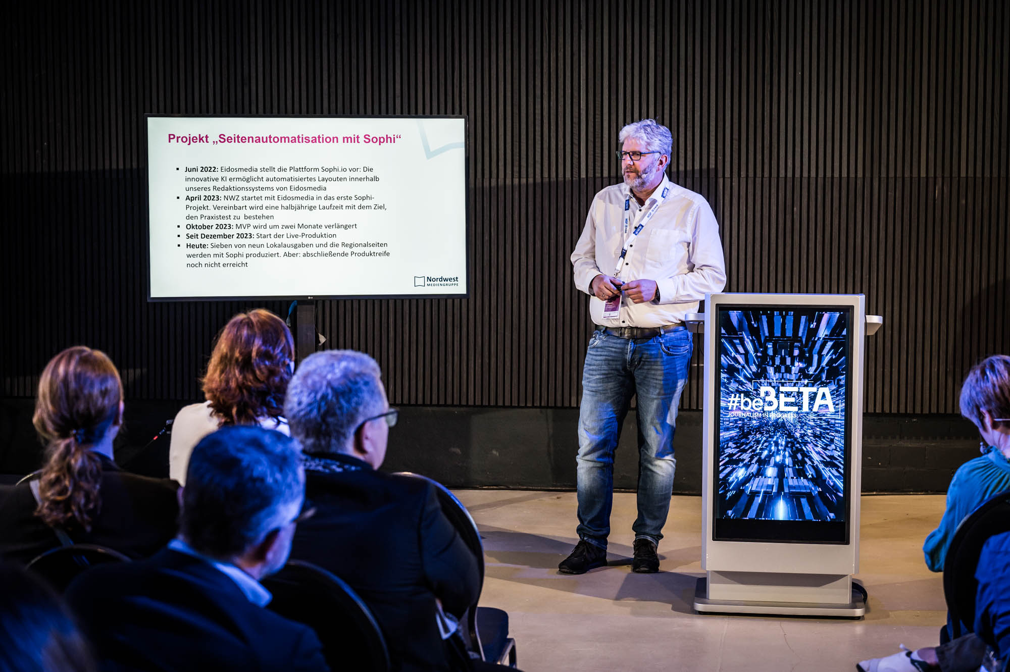 Ulrich Schönborn, Chefredakteur der "Nordwestzeitung" erläutert bei der #beBETA2024 im Rahmen des Specials Konferenz Chefredaktionen das KI-Tool zur Seitenautomatisierung.